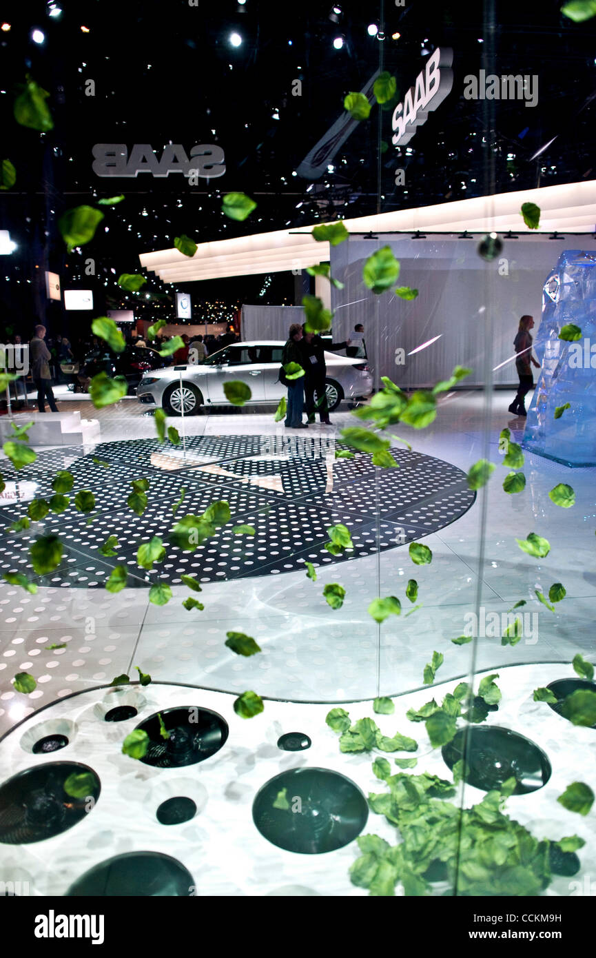 17. November 2010 - Los Angeles, Kalifornien, USA - ein geschlossenes Windkanal Kunststoff Blätter um bläst wie eine visuelle Erinnerung, dass Saab ist "going green" auf der LA Auto Show 2010. Stockfoto