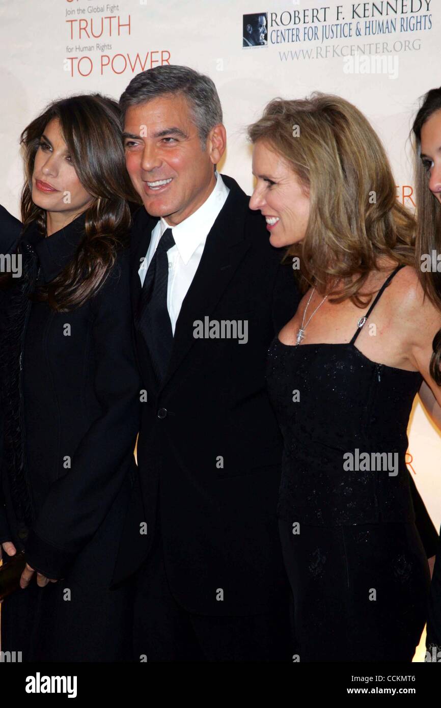 17. November 2010 - New York, New York, USA - GEORGE CLOONEY und Elisabetta CanalisAND KERRY KENNEDY ankommen für Robert F. Kennedy Center für Gerechtigkeit und Menschenrechte 2010 Ripple Of Hope Awards Dinner bei Chelsea Piers in New York am 17. November 2010. .. K66823SN. (Kredit-Bild: © Sharon Neetles/Glob Stockfoto