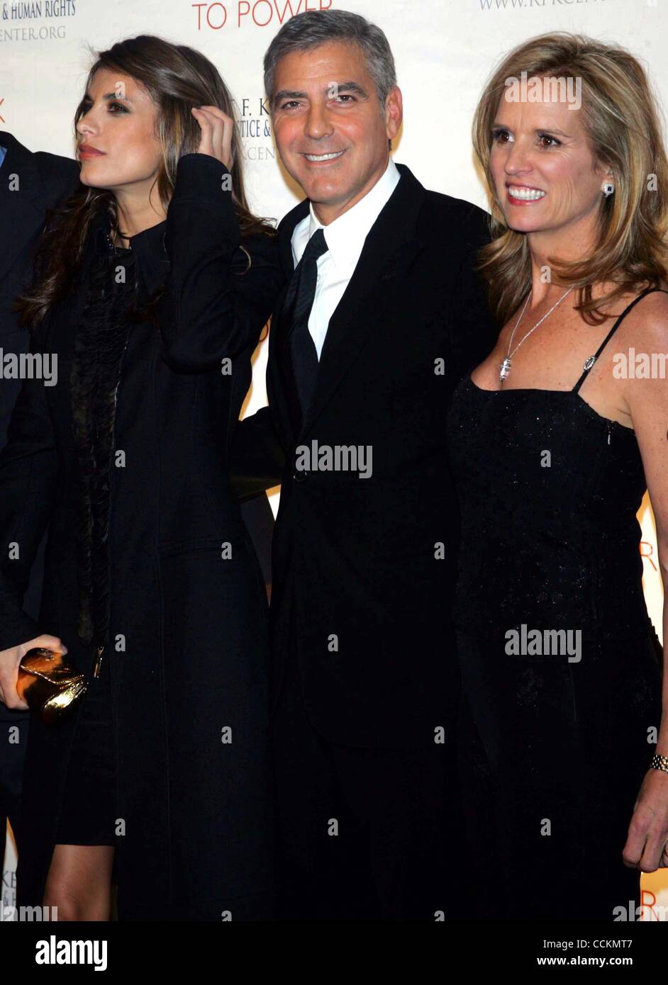 17. November 2010 - New York, New York, USA - GEORGE CLOONEY und Elisabetta CanalisAND KERRY KENNEDY ankommen für Robert F. Kennedy Center für Gerechtigkeit und Menschenrechte 2010 Ripple Of Hope Awards Dinner bei Chelsea Piers in New York am 17. November 2010. .. K66823SN. (Kredit-Bild: © Sharon Neetles/Glob Stockfoto