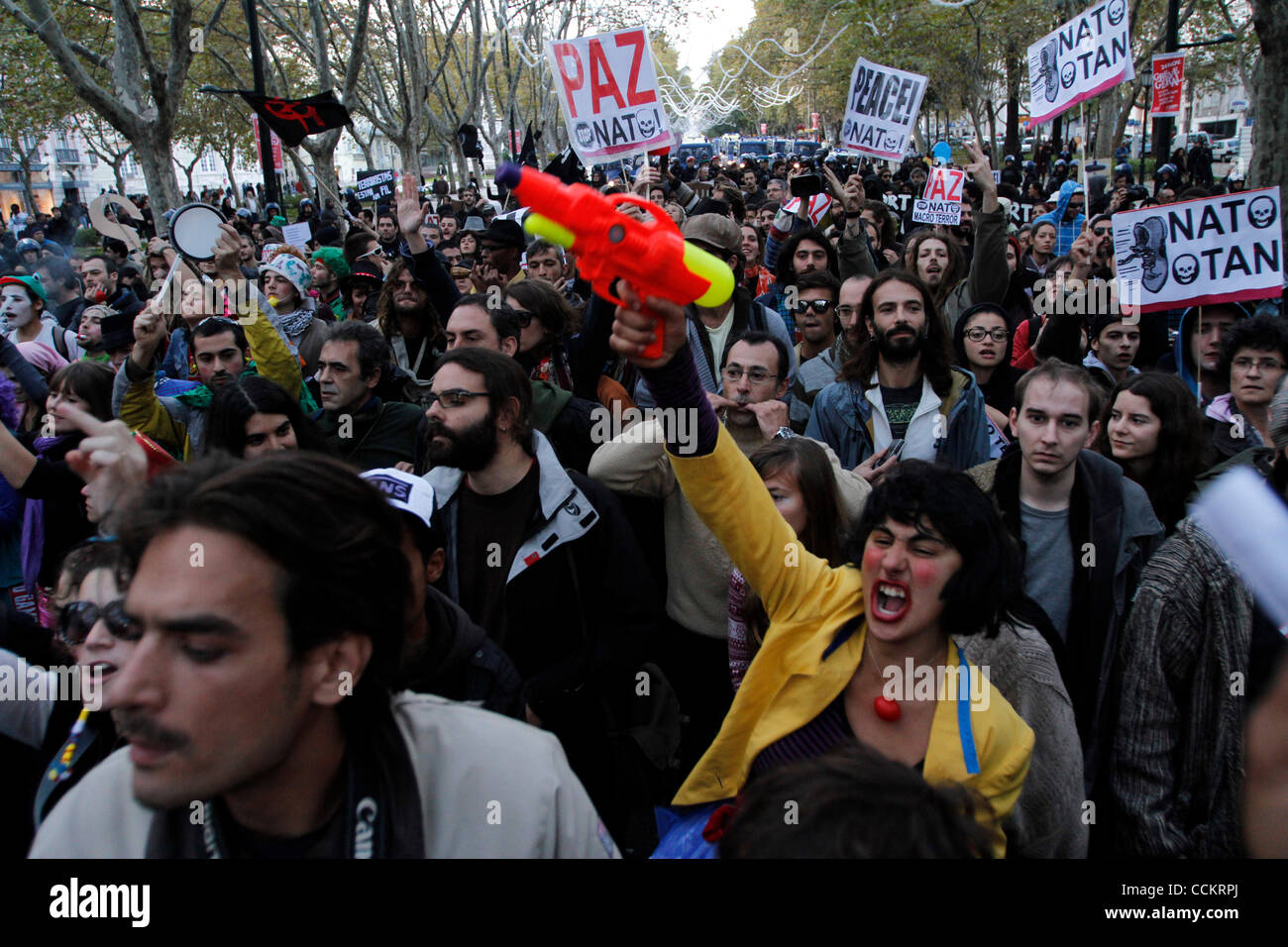 20. November 2010 - Lissabon, Portugal - Anti-NATO Menschen schreien und Gesten während einer Protestaktion gegen den NATO-Gipfel in Lissabon am 20. November 2010. Während des 19. und 20. November ist der NATO-Gipfel in Lissabon, statt. Es ist eine Begegnung mit 27 Staats-und Regierungschefs der EU und der NATO-Mitglieder, die die zentrale Debatte werden ich Stockfoto