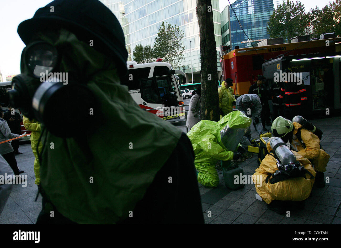 10. November 2010 reagieren auf chemische Waffe Angriffe Schrecken an die Coex in Seoul, Südkorea - Seoul, Südkorea - Notfall und Polizeibehörden. Verdächtige Elemente fanden in der Spülmittel. (Kredit-Bild: © Dong-Min Jang/ZUMApress.com) Stockfoto