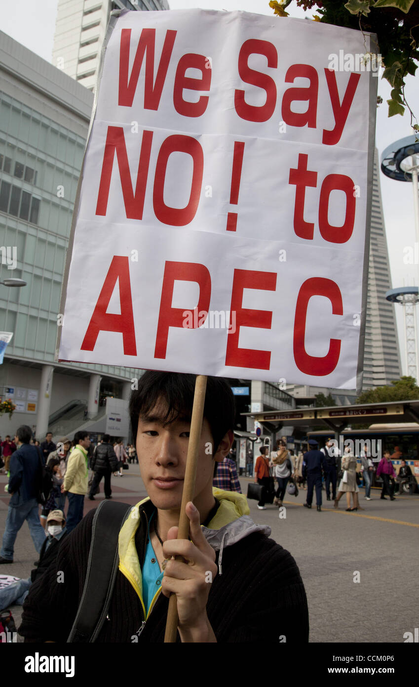 13. November 2010 - Yokohama, Japan - Aktivisten protestieren der APEC in Yokohama, Japan, während die APEC Führer versammelt sind, an Versammlungen und Sitzungen teilnehmen. Die APEC-Gipfel findet am 13. und 14. November statt. (Kredit-Bild: © Junko Kimura/Jana Press/ZUMApress.com) Stockfoto