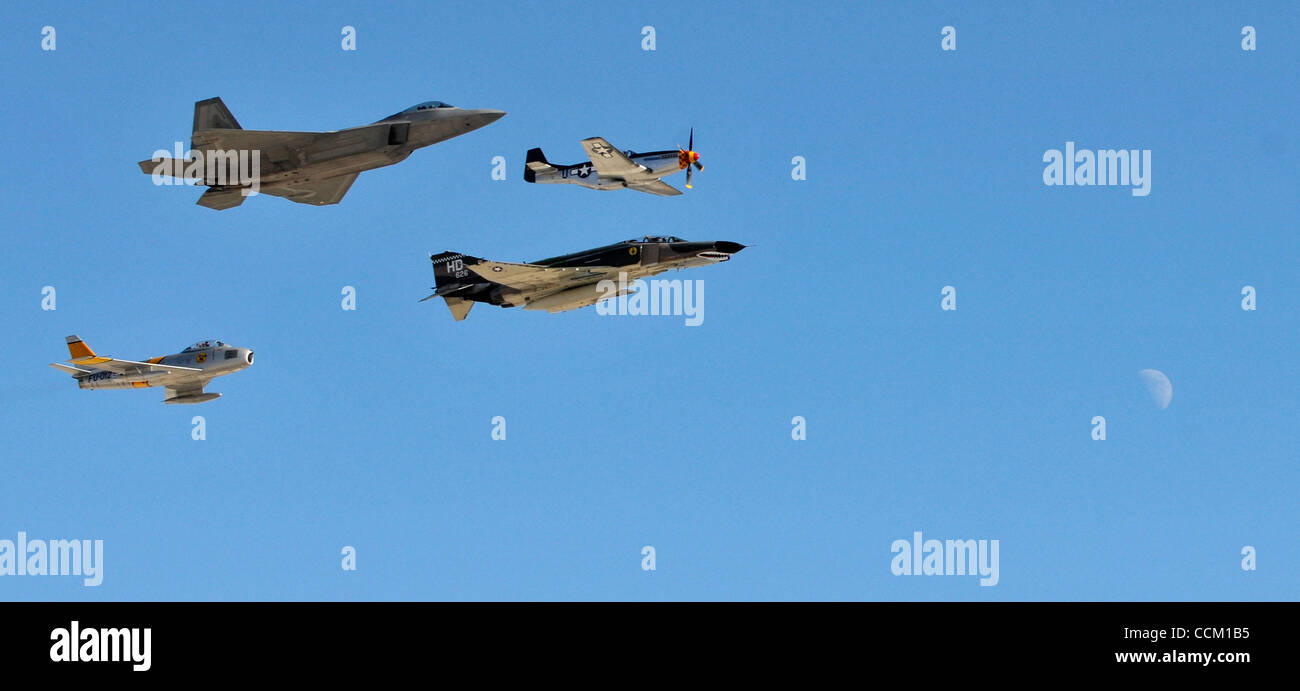 13. November 2010 bestehend aus (L-R) f-86 Sabre, f-22 Raptor, f-4 Phantom und p-51 Mustang in Aktion während der 2010 Aviation Nation Air Show auf Nellis Air Force Base Samstag, 13. November 2010 in Las Vegas Nevada - Las Vegas, Nevada, USA - The Air Combat Command Heritage flight. (Kredit-Bild: © Stockfoto