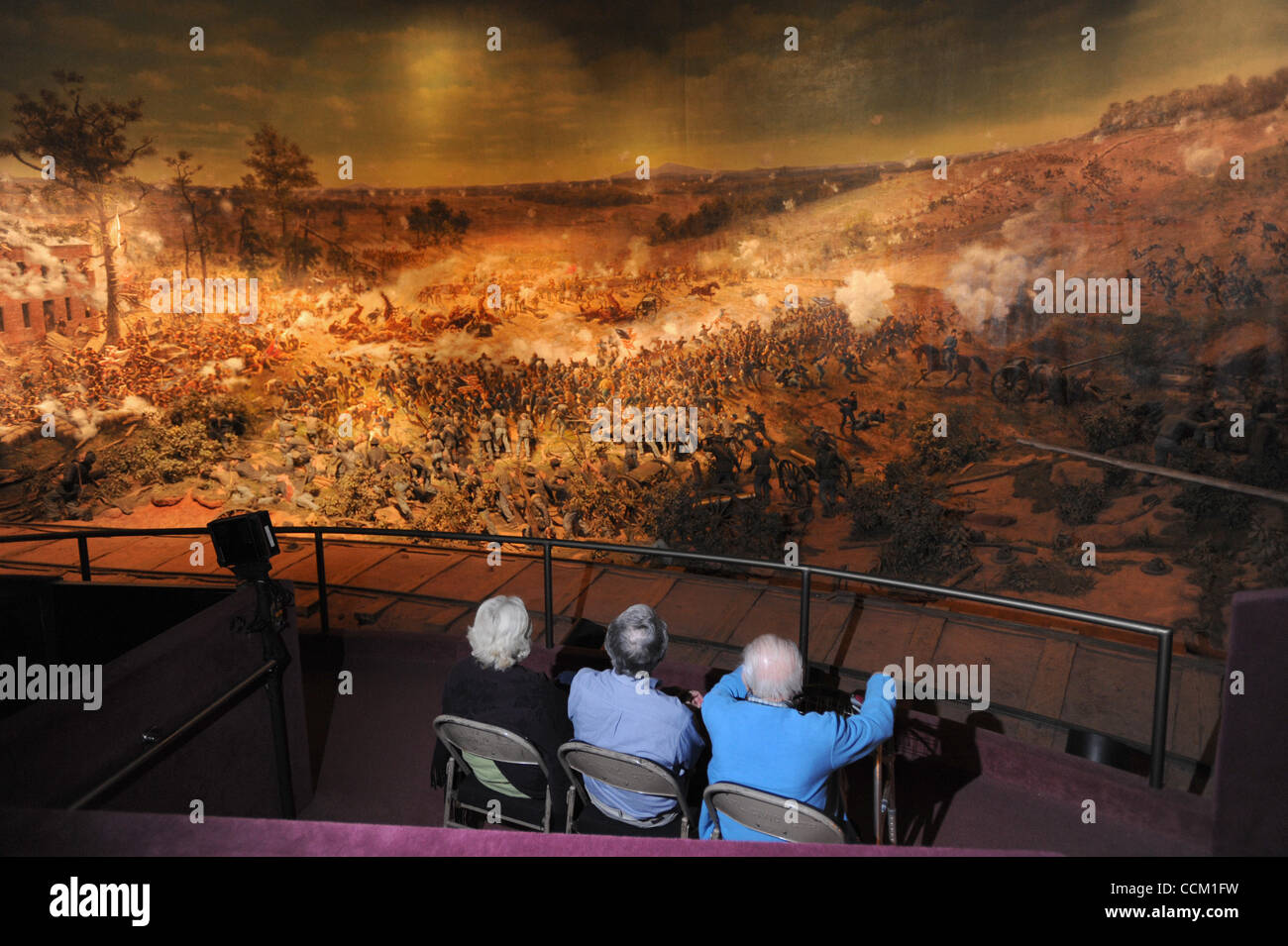 13. November 2010 - Atlanta, GA, USA - ATLANTA, GA - NOVEMBER 12: Besucher nehmen das Panoramabild und Diorama Darstellung der Schlacht von Atlanta Cyclorama Bürgerkrieg-Museum in Atlanta, Georgia auf Freitag, 12. November 2010. Das Sesquicentennial des Bürgerkrieges ist im Jahr 2011. BILDNACHWEIS: ERIK Stockfoto