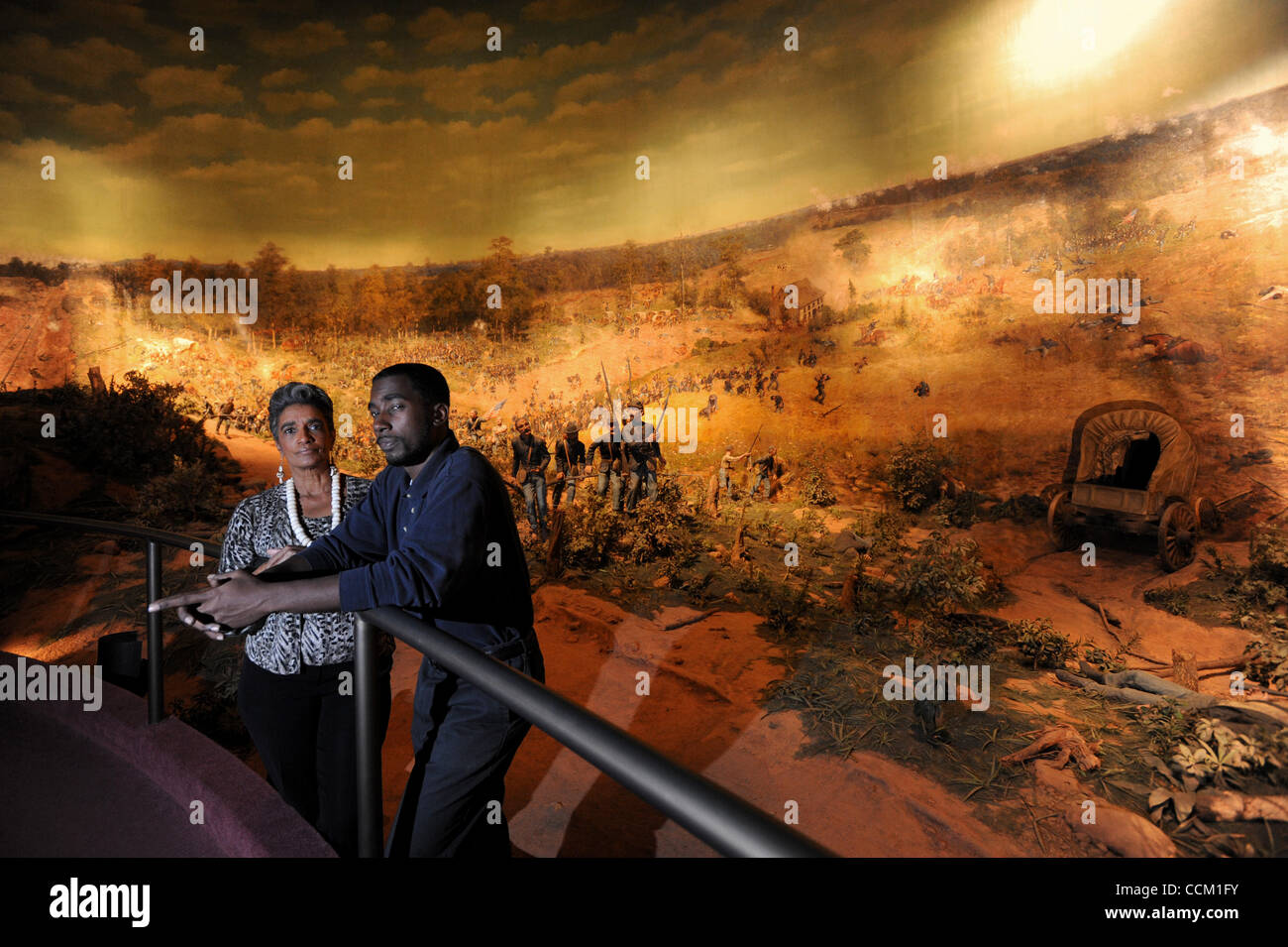 13. November 2010 - Atlanta, GA, USA - ATLANTA, GA - NOVEMBER 12: Yakingma Robinson, rechts, und Camille Love im Cyclorama Civil War Museum in Atlanta, Georgia auf Freitag, 12. November 2010. Das Sesquicentennial des Bürgerkrieges ist im Jahr 2011. Bildnachweis: ERIK S. weniger für die NEW YORK TIMES (Credit Stockfoto