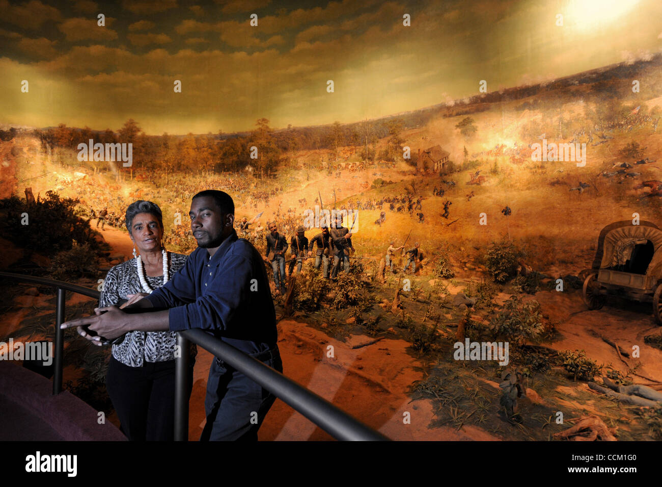 13. November 2010 - Atlanta, GA, USA - ATLANTA, GA - NOVEMBER 12: Yakingma Robinson, rechts, und Camille Love im Cyclorama Civil War Museum in Atlanta, Georgia auf Freitag, 12. November 2010. Das Sesquicentennial des Bürgerkrieges ist im Jahr 2011. Bildnachweis: ERIK S. weniger für die NEW YORK TIMES (Credit Stockfoto