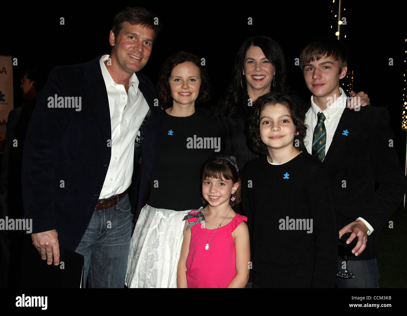 PETER KRAUSE, SARAH RAMOS, SAVANNAH PAIGE RAE, MAX BURKHOLDER, MILES HEIZER & LAUREN GRAHAM kommt für den 8. jährlichen "Acts of Love" Autismus bei CAA zu unterstützen. (Kredit-Bild: © Lisa O'Connor/ZUMApress.com) Stockfoto