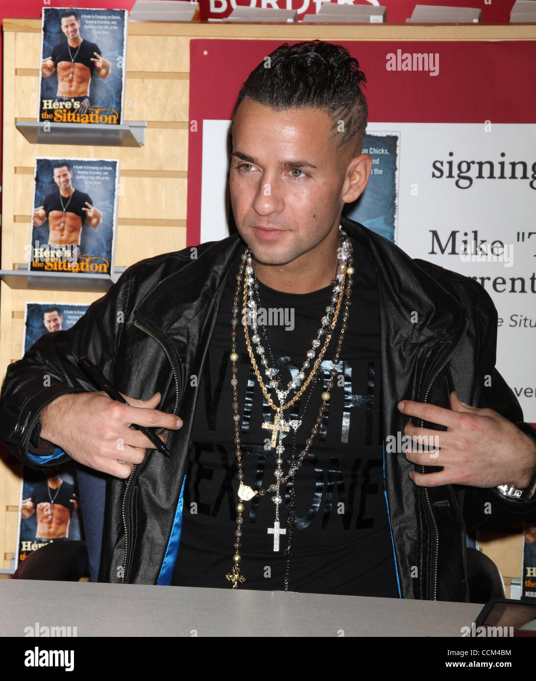 5. November 2010 - New York, NY, USA - Mike "The Situation" Sorrentino Zeichen kopiert von "Hier ist die Situation" (Credit-Bild: © Dan Herrick/ZUMAPRESS.com) Stockfoto