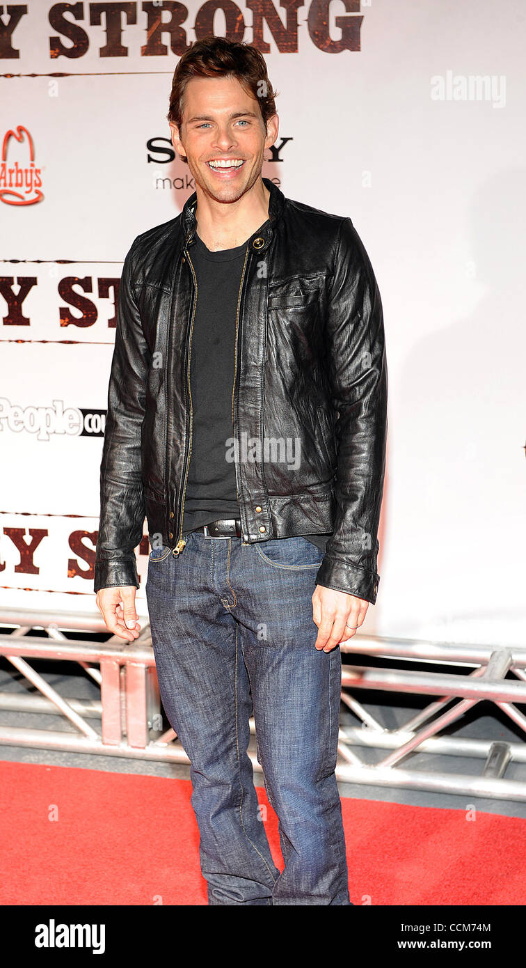 8. November 2010 - Nashville, Tennessee; USA - kommt Schauspieler JAMES MARSDEN auf dem roten Teppich bei den Nashville Premiere des Country Strong, die im Regal Green Hill Kino befindet sich in Nashville stattfand.  Copyright 2010 Jason Moore. (Kredit-Bild: © Jason Moore/ZUMApress.com) Stockfoto