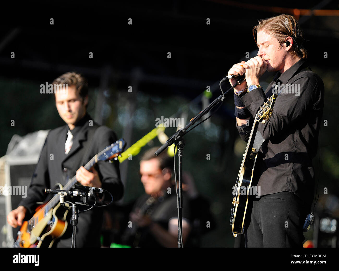 31. Oktober 2010 - New Orleans, Louisiana; USA - Sänger / Gitarrist PAUL BANKS und Gitarrist DANIEL KESSLER von der Band Interpol live als Teil der 2010 führt Voodoo Music Festival, die stattfindet am Stadtpark befindet sich in New Orleans.  Die Voodoo-Musik-Festival ist ein drei Musik-Festival mit einem v Stockfoto