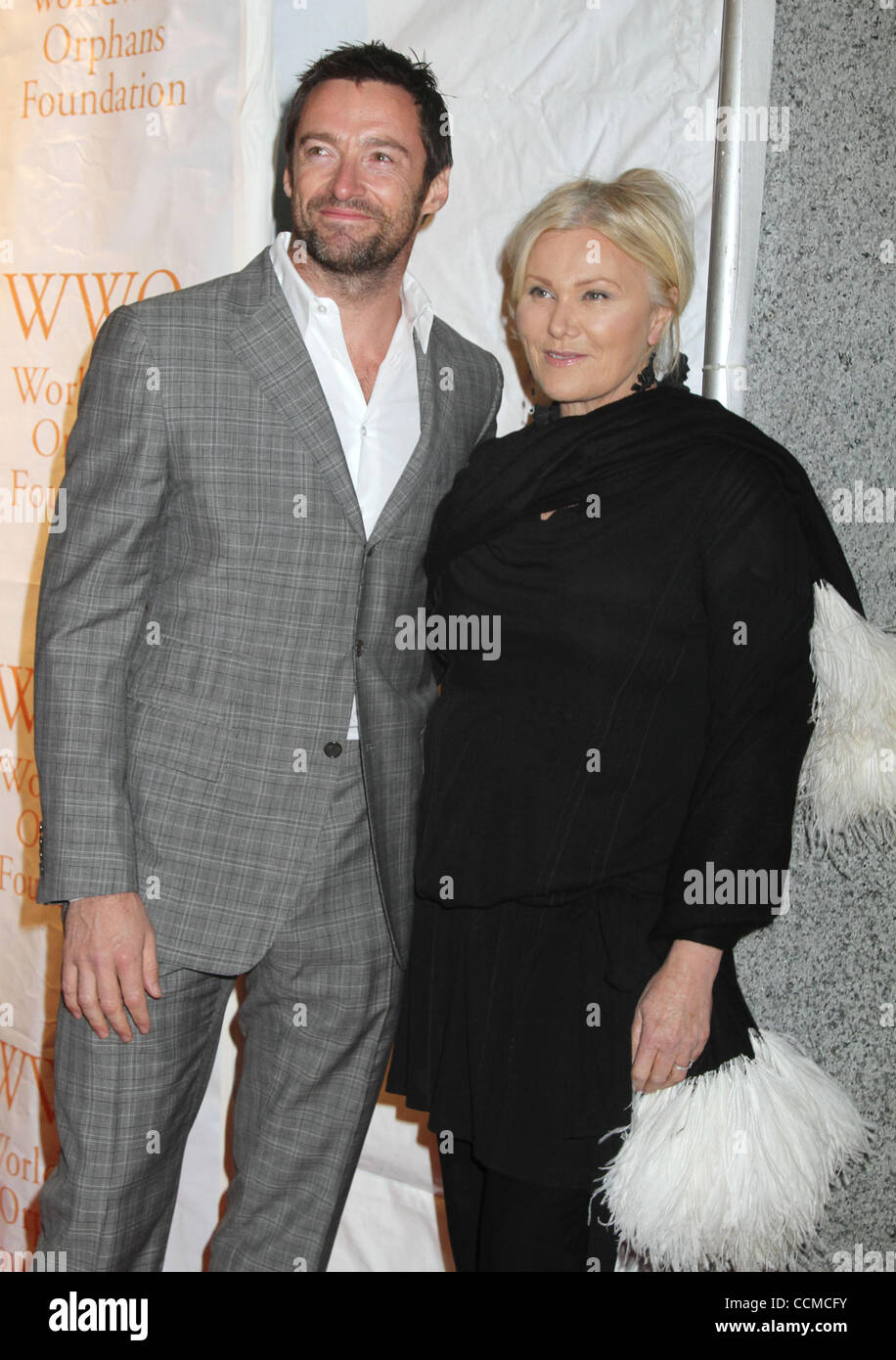 1. November 2010 - New York, New York, US - Schauspieler HUGH JACKMAN und seine Frau DEBORAH-LEE FURNESS besuchen weltweit Waisen Stiftung 6. jährliche Benefiz-Gala im Cipriani Wall Street statt. (Bild Kredit: Nancy Kaszerman/ZUMApress.com ©) Stockfoto