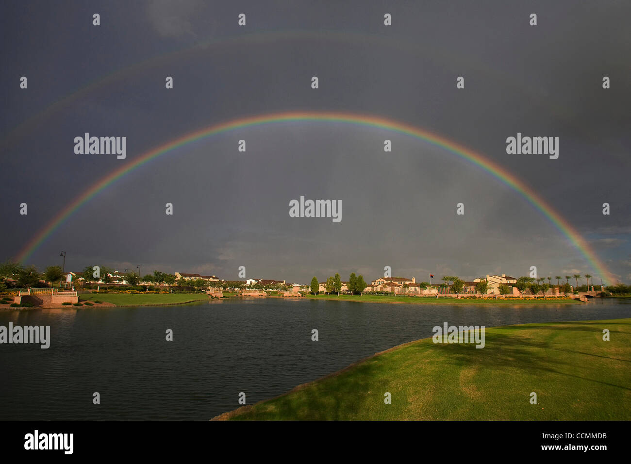 27. Oktober 2010 - scheint Chandler, Arizona, Vereinigte Staaten von Amerika - nach einem Regen Sturm ein doppelter Regenbogen über einer kleinen Gemeinschaft von Häusern in Chandler, Arizona. (Kredit-Bild: © gen Lower/Southcreek Global/ZUMApress.com) Stockfoto