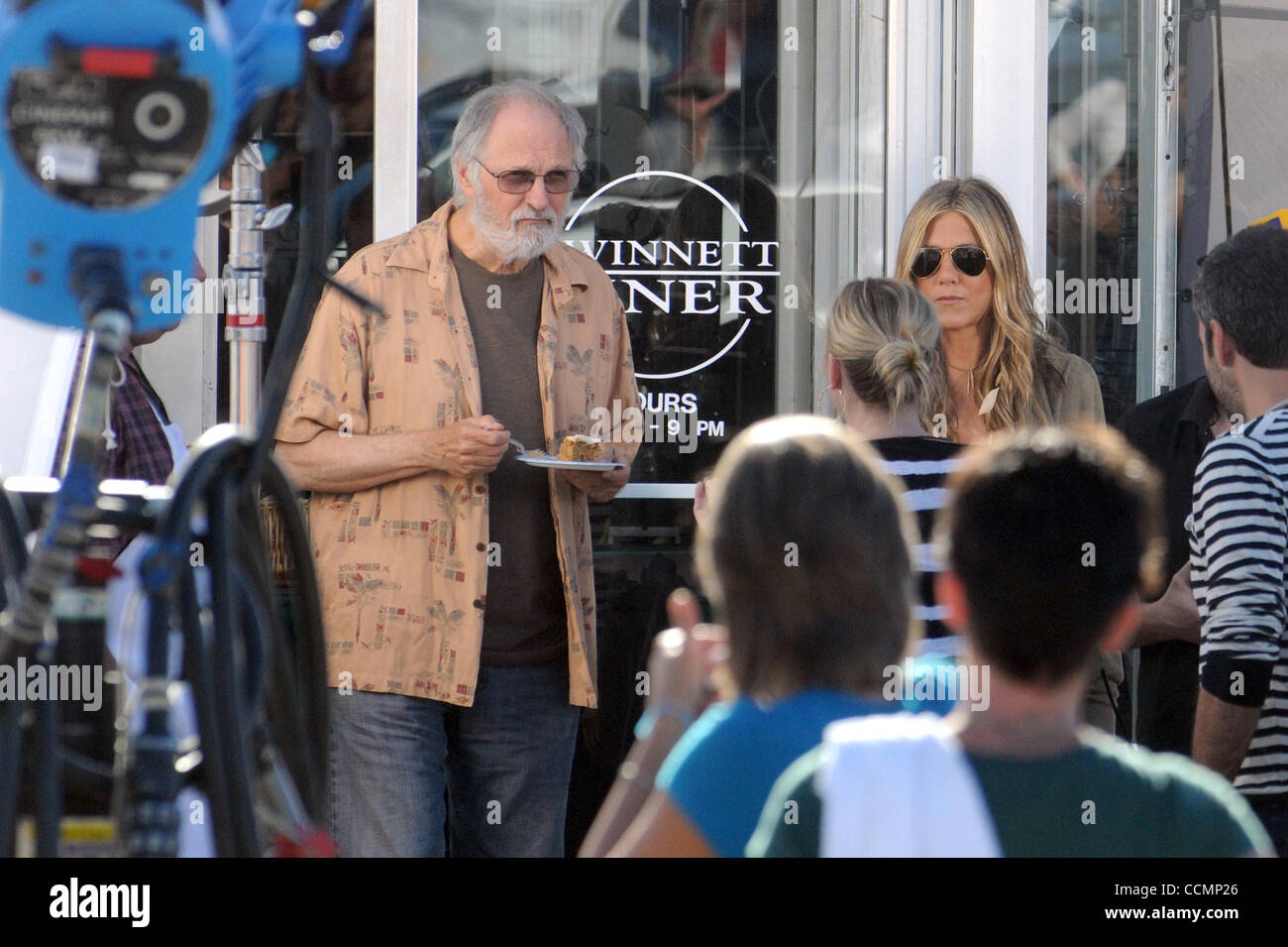 29. Oktober 2010 - Lawrenceville, Georgia, USA - ALAN ALDA und JENNIFER ANISTON im Gwinnett Diner in Lawrenceville, Georgia während der Dreharbeiten zu einer Szene in dem Film "Wanderlust" für die Version 2011. (Kredit-Bild: © Jason Braverman/ZUMApress.com) Stockfoto