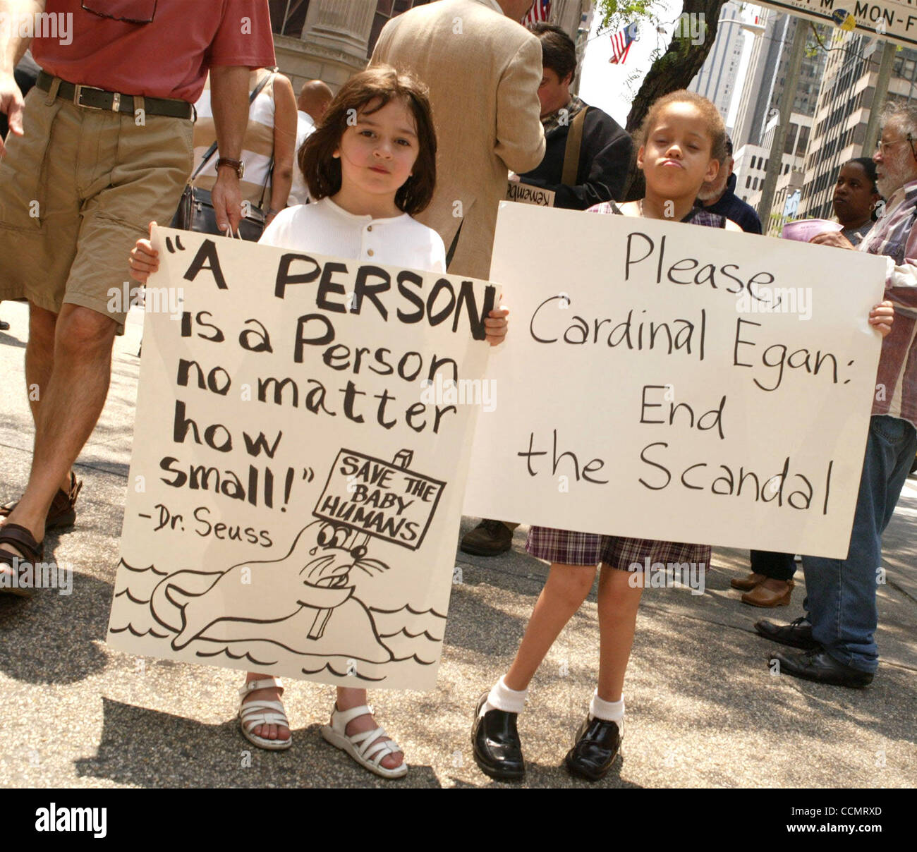 16. Juni 2004; New York, NY, USA; Anti-Abtreibungs-Aktivisten protestieren Gemeinschaft für demokratische Präsidentschaftskandidat Senator John Kerry & andere Politiker, die pro-Wahl außerhalb St. Patricks Kathedrale zu bevorzugen. Stockfoto