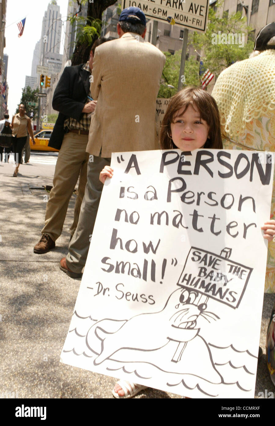 16. Juni 2004; New York, NY, USA; Anti-Abtreibungs-Aktivisten protestieren Gemeinschaft für demokratische Präsidentschaftskandidat Senator John Kerry & andere Politiker, die pro-Wahl außerhalb St. Patricks Kathedrale zu bevorzugen. Stockfoto
