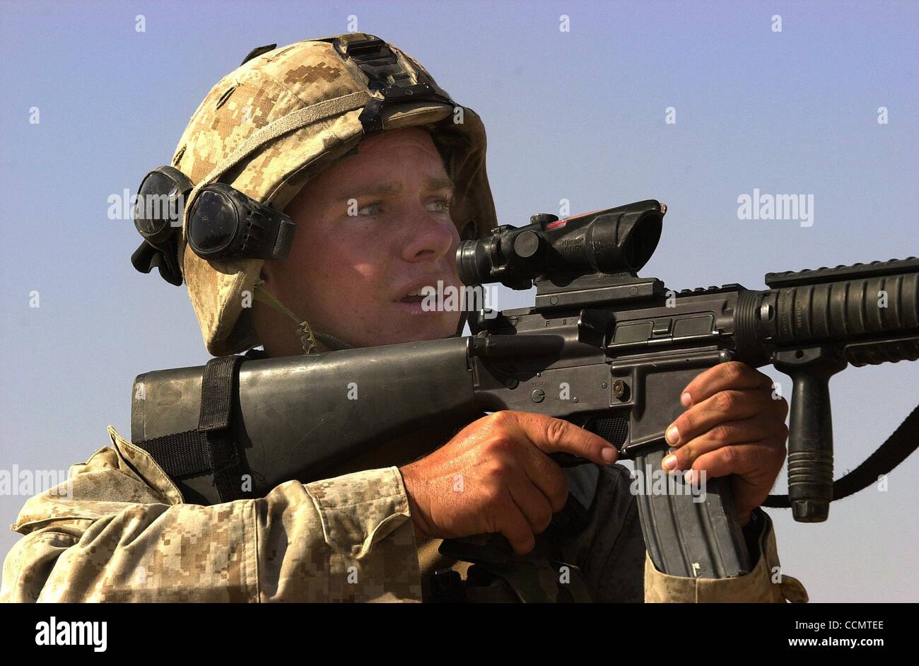 (Veröffentlichten 08.08.2004, a-9, UTS1824402) NC-Profil 7 29 X015 LCp. Matt Cunningham Cunningham ist Schütze, das 2. Bataillon zugewiesen 1. Marine Regiment, Golf Company in Falludscha tätig.  UNION-TRIBUNE NELVIN CEPEDA Stockfoto