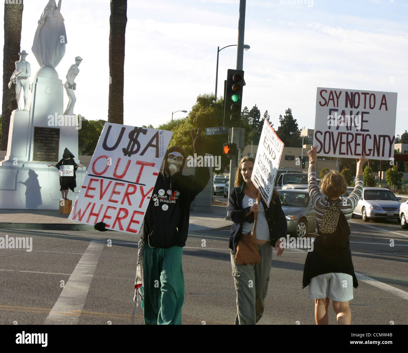 30. Juni 2004; Los Angeles, Kalifornien, USA; Hunderte von Demonstranten säumten Wilshire Blvd vor der Westwood Federal Gebäude um die "gefälschten US-Umsatz" macht im Irak zu protestieren. Demonstranten winkte Zeichen, blitzte Frieden Symbole im Durchgangsverkehr und und forderte Autofahrer, für den Frieden "Hupen". Stockfoto