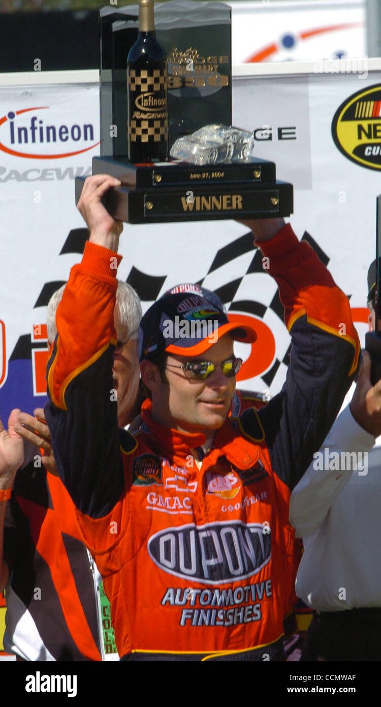 Siegreiche Fahrer Jeff Gordon zeigt seine Trophäe Sonntag, 27. Juni 2004, nach dem Dodge/Save Mart 350-Rennen auf dem Infineon Raceway in Sonoma, Kalifornien  Es war Gordon es 4. Sieg an der Sonoma-Strecke.   (Contra Costa Times / Bob Pepping) Stockfoto