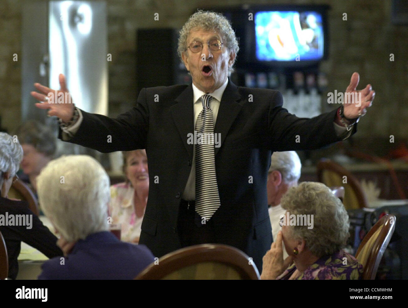 Comedian Sammy Shore unterhält das Publikum, die Teilnahme an der Freizeit Care Erbe Estates Ruhestand Gemeinschaft Hausmesse in Livermore, Kalifornien, am Samstag, 26. Juni 2004. Ufer, trat auch ein Motivationstrainer auf die "Freuden des Alterns" im Speisesaal bei 250 Wohnung Ruhestand Kommunikations- Stockfoto Comedian Sammy Shore unterhält das Publikum, die Teilnahme an der Freizeit Care Erbe Estates Ruhestand Gemeinschaft Hausmesse in Livermore, Kalifornien, am Samstag, 26. Juni 2004. Ufer, trat auch ein Motivationstrainer auf die "Freuden des Alterns" im Speisesaal bei 250 Wohnung Ruhestand Kommunikations- Stockfoto