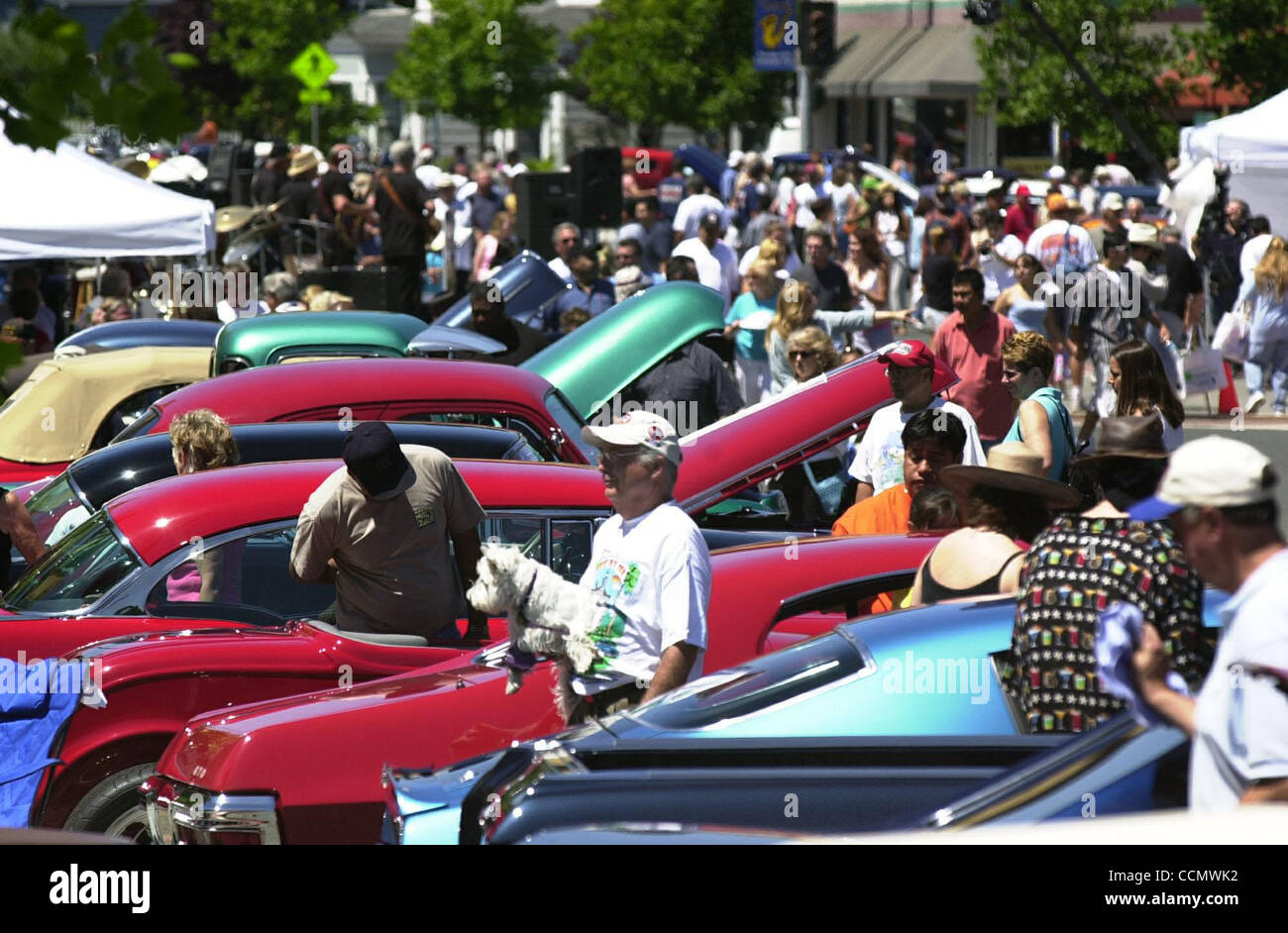 Pinole des jährlichen Autoshow namens Cruising in die Sonne zieht eine große Menschenmenge zu Altstadt Pinole in Pinole, Kalifornien, auf Sonntag, 27. Juni 2004. (CONTRA COSTA TIMES / EDDIE LEDESMA) Stockfoto