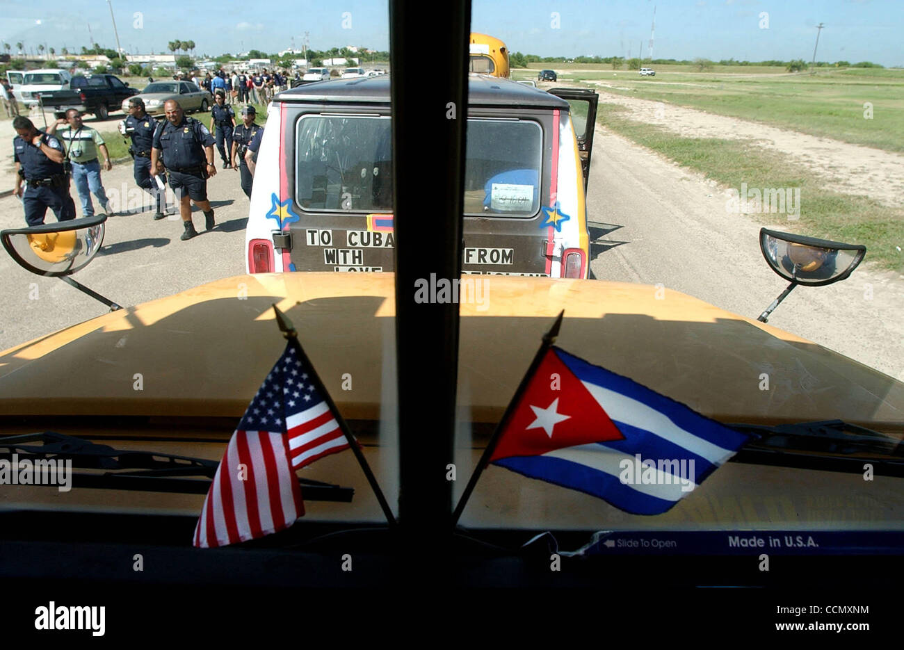 Staat/täglich/Wohnwagen auf Kuba: Zollbeamte aus den USA gehen vorbei an 20 Auto Wohnwagen auf dem Weg nach Kuba, wie sie an der Hidalgo-International-Brücke in Hidalgo, Texas Mittwoch, 7. Juli 2004 kontrolliert zu bekommen. Die Freiwilligen aus der ganzen Vereinigten Staaten nahmen medizinische und andere Versorgungsgüter zu Cub Stockfoto