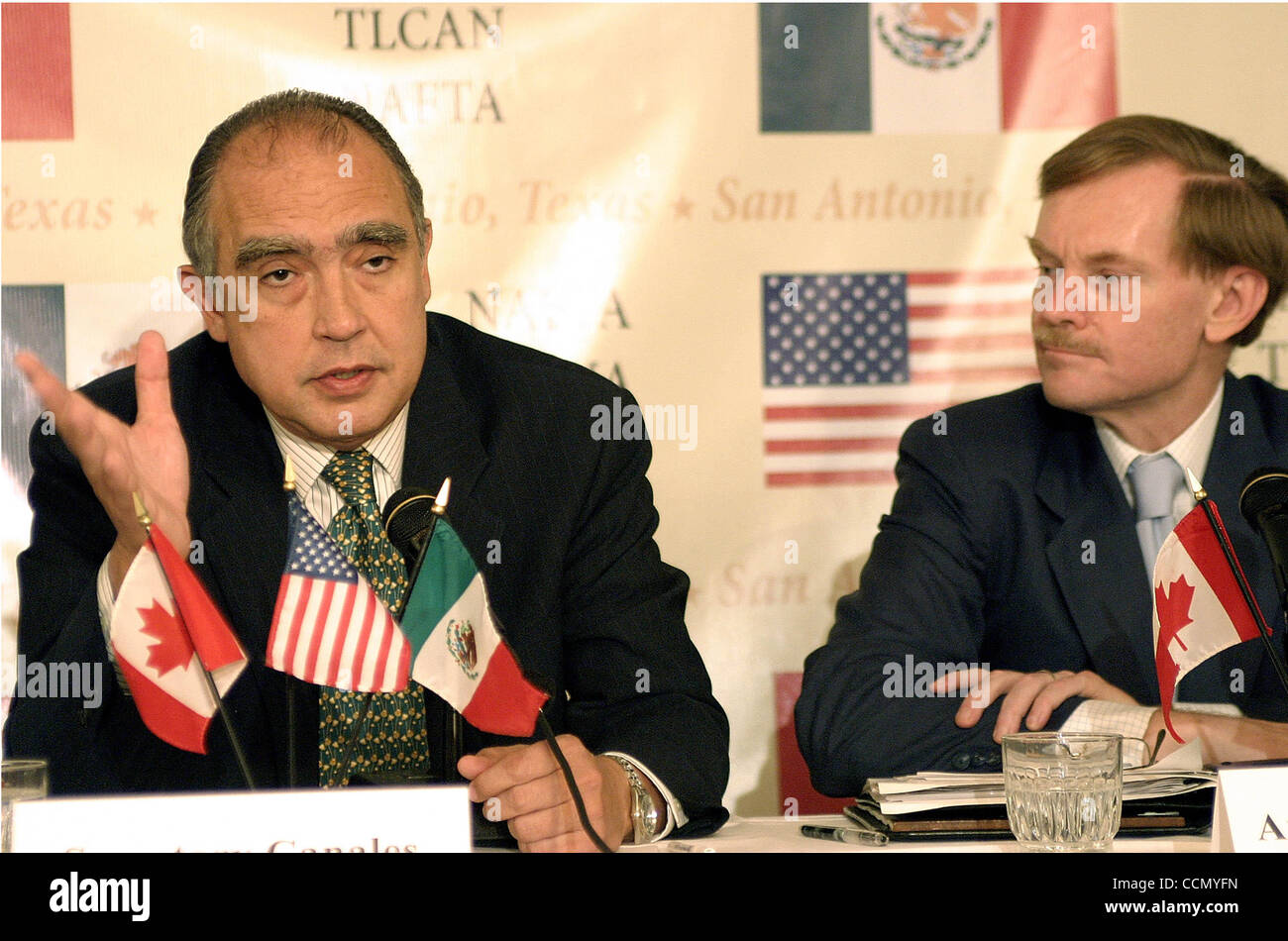 BUS; NAFTA; 16.07.04; Nach zehn Jahren das nordamerikanische Freihandelsabkommen (NAFTA) treffen, die Chef-Unterhändler von Mexiko, den USA und Kanada über die Zukunft der NAFTA im St. Anthony Hotel in San Antonio, Texas, Freitag, 16. Juli 2004.  Soeaking mit Medien sind her Stockfoto
