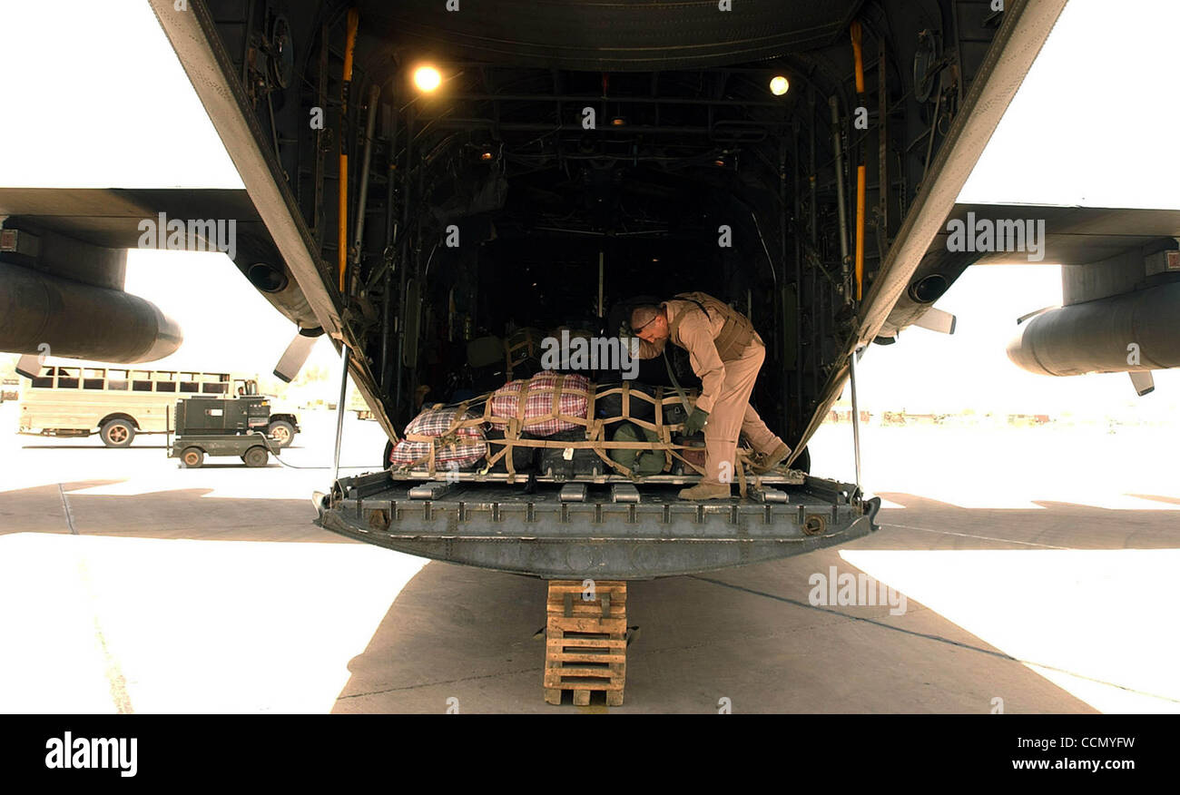 FÜR METRO - Gurte US Air Force Loadmaster Tech Sgt. Kevin Murray Gepäck an Bord einer c-130 in Bagdad International Airport in Bagdad, Irak Freitag, 16. Juli 2004. FOTO VON EDWARD A. ORNELAS/STAFF Stockfoto
