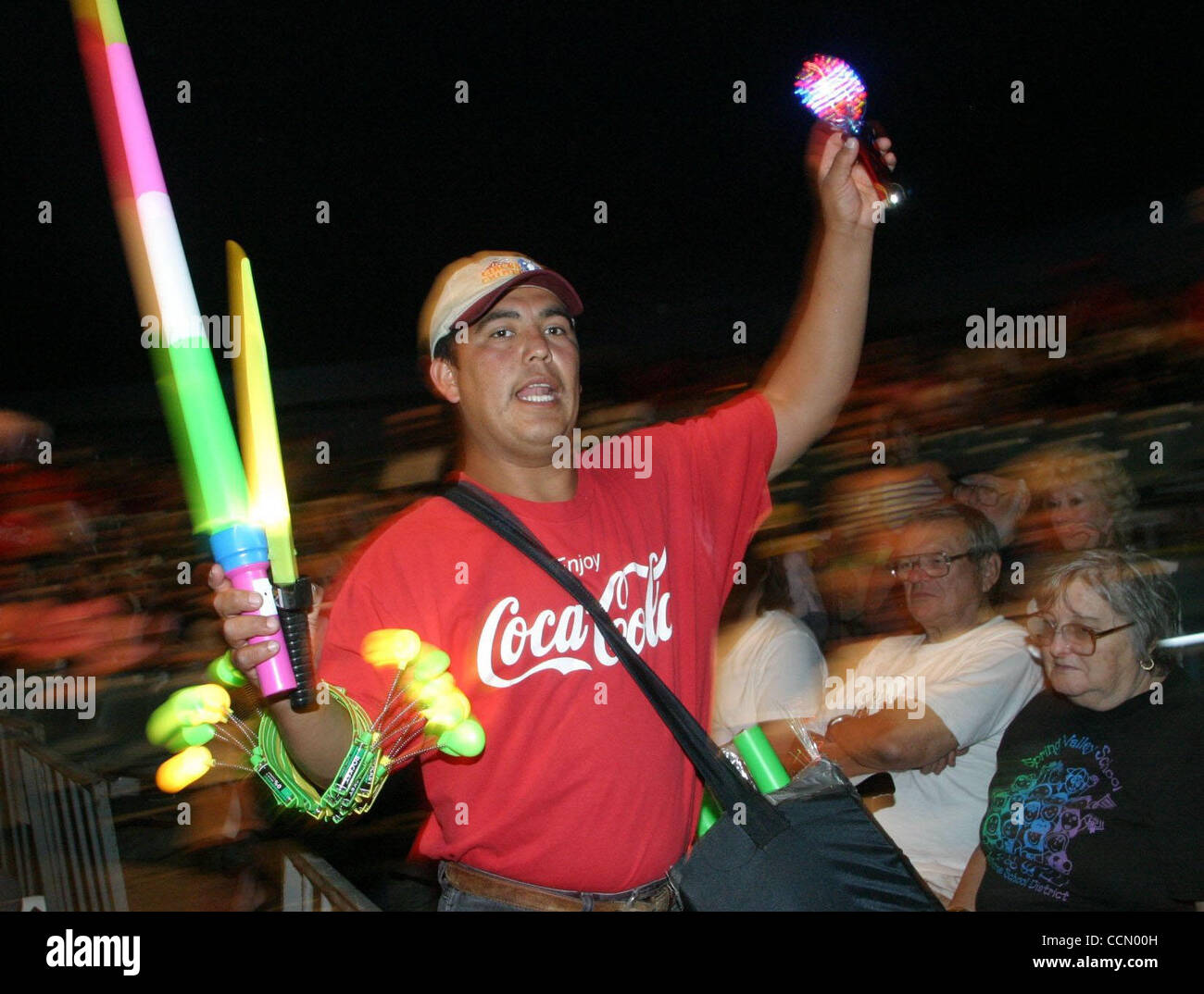 (UNTEN LINKS AUF DER SEITE "FOTO") Ulysis Martinez (Cq) verkauft Spielzeug vor einem Auftritt des Zirkus Chimera 2004 "Wonders of the World" Show in Antioch, Kalifornien am Freitag, 9. Juli 2004. Die Circus-Chimäre führt am Diablo Valley College in Pleasant Hill am Freitag, den 16. Juli @ 04:30 & 19:30, Samstag, Stockfoto