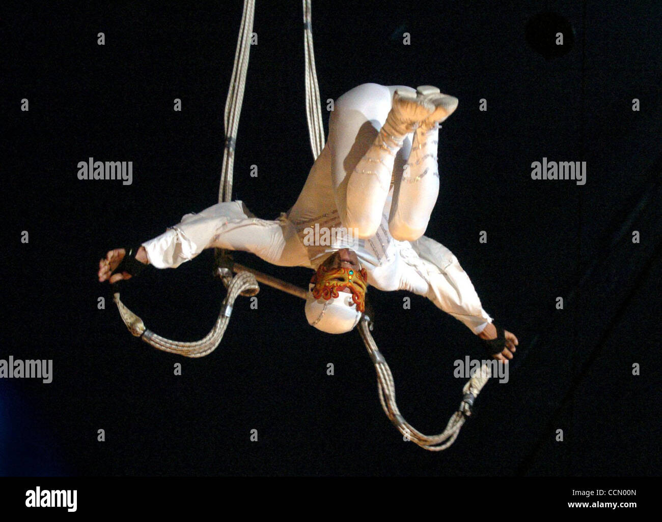 (GEBRAUCH AUF TITELSEITE) Fridman Torales (Cq) führt einen Aerial Bungee-Trick während einer Vorstellung des Zirkus Chimera in Antioch, Kalifornien auf Samstag, 10. Juli 2004. Die Circus-Chimäre führt am Diablo Valley College in Pleasant Hill am Freitag, den 16. Juli @ 04:30 & 19:30, Samstag, 17 Juli @ 01:30, 04:30 & Stockfoto