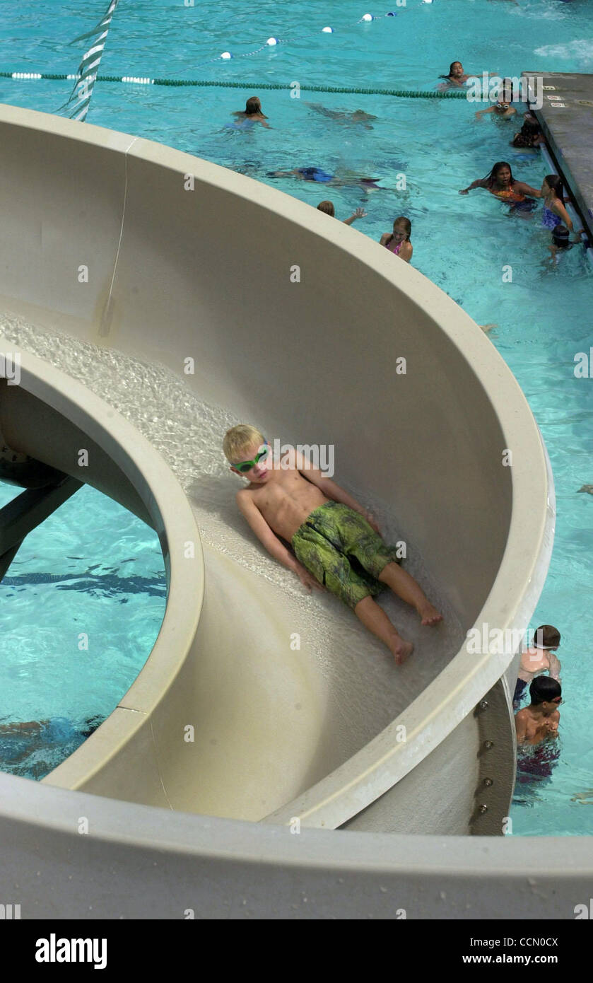 Stand-alone--Erik Ross, 8, von Dublin macht seinen Weg nach unten die Wasserrutsche am 14. jährlichen Karneval von Wasser im Dublin Swim Center, Freitag, 16. Juli 2004, in Dublin, Kalifornien (Contra Costa Times/Susan Tripp Pollard) Stockfoto