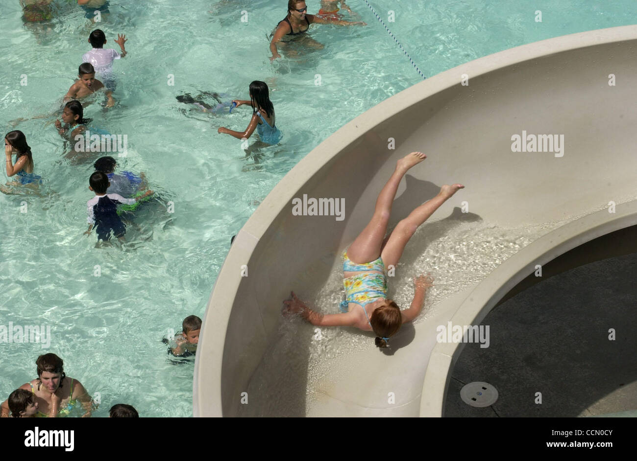 STANDALONE - Zeigt ihren eigenen persönlichen Stil Holly Gouveia,(cq) 6, Pleasanton macht ihren Weg nach unten die Wasserrutsche am 14. jährlichen Karneval von Wasser im Dublin Swim Center, Freitag, 16. Juli 2004, in Dublin, Kalifornien (Contra Costa Times/Susan Tripp Pollard) Stockfoto