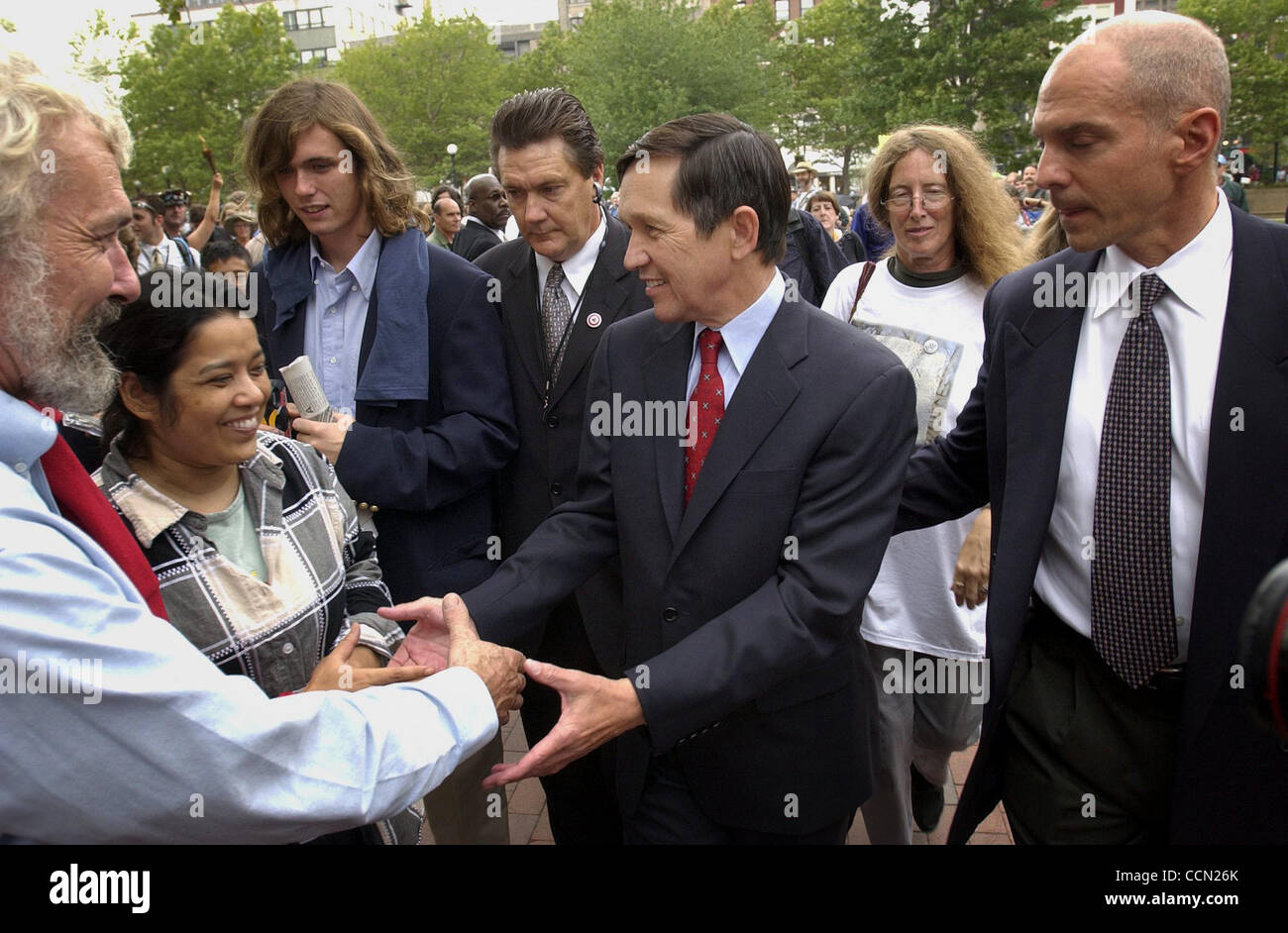 Kongressabgeordnete Dennis Kucinich, D -OH, grüßt Fans nach seiner Rede auf einer Anti-Kriegs-Kundgebung am Copley Square in Boston am Dienstag, 27. Juli 2004. Sacramento Bee / John Decker Stockfoto