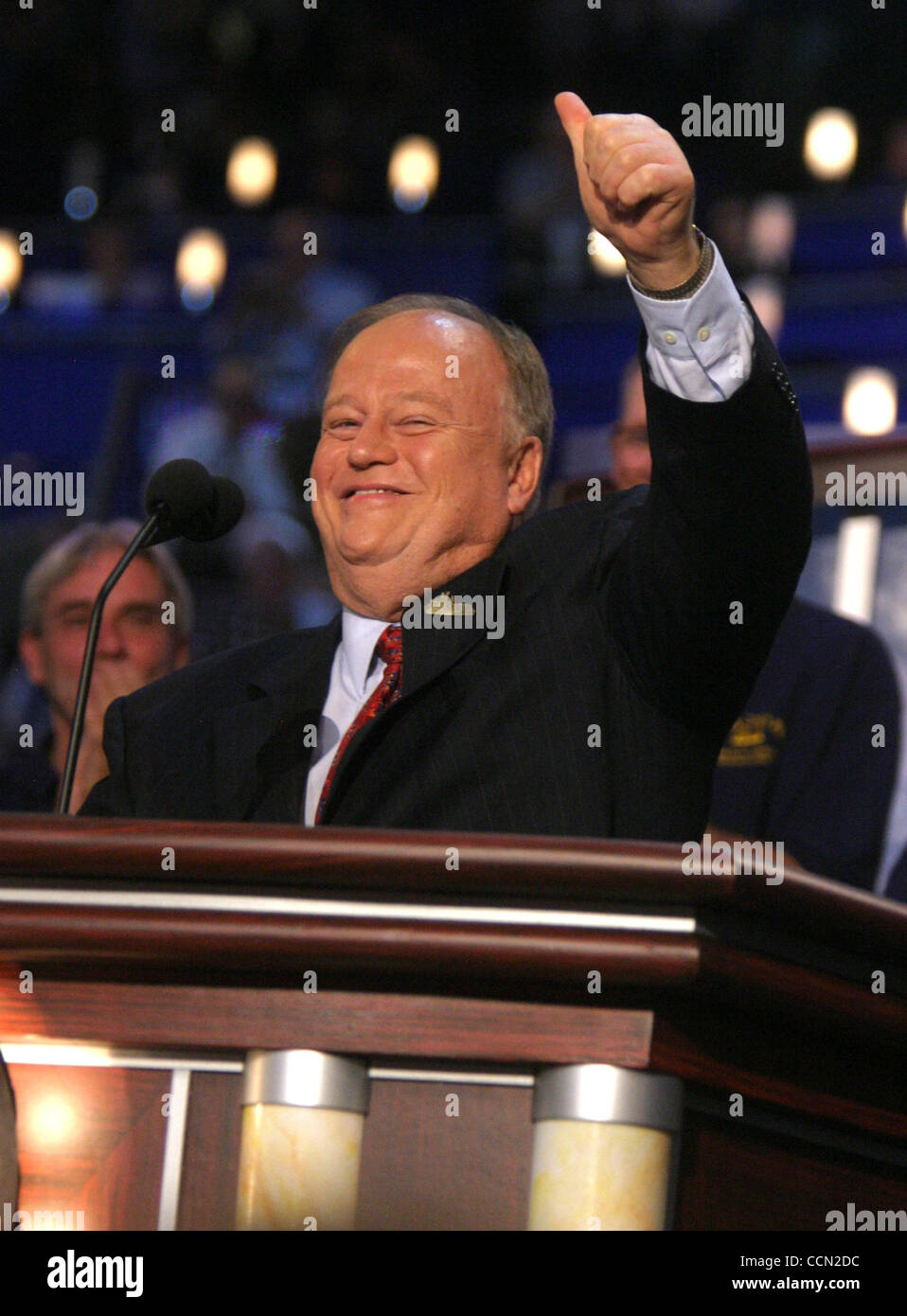29. Juli 2004; Boston, MA, USA; Ehemaliger Senator & Triple Amputierte MAX CLELAND auf der 2004 abgehaltenen Democratic National Convention das Fleet Center. Stockfoto
