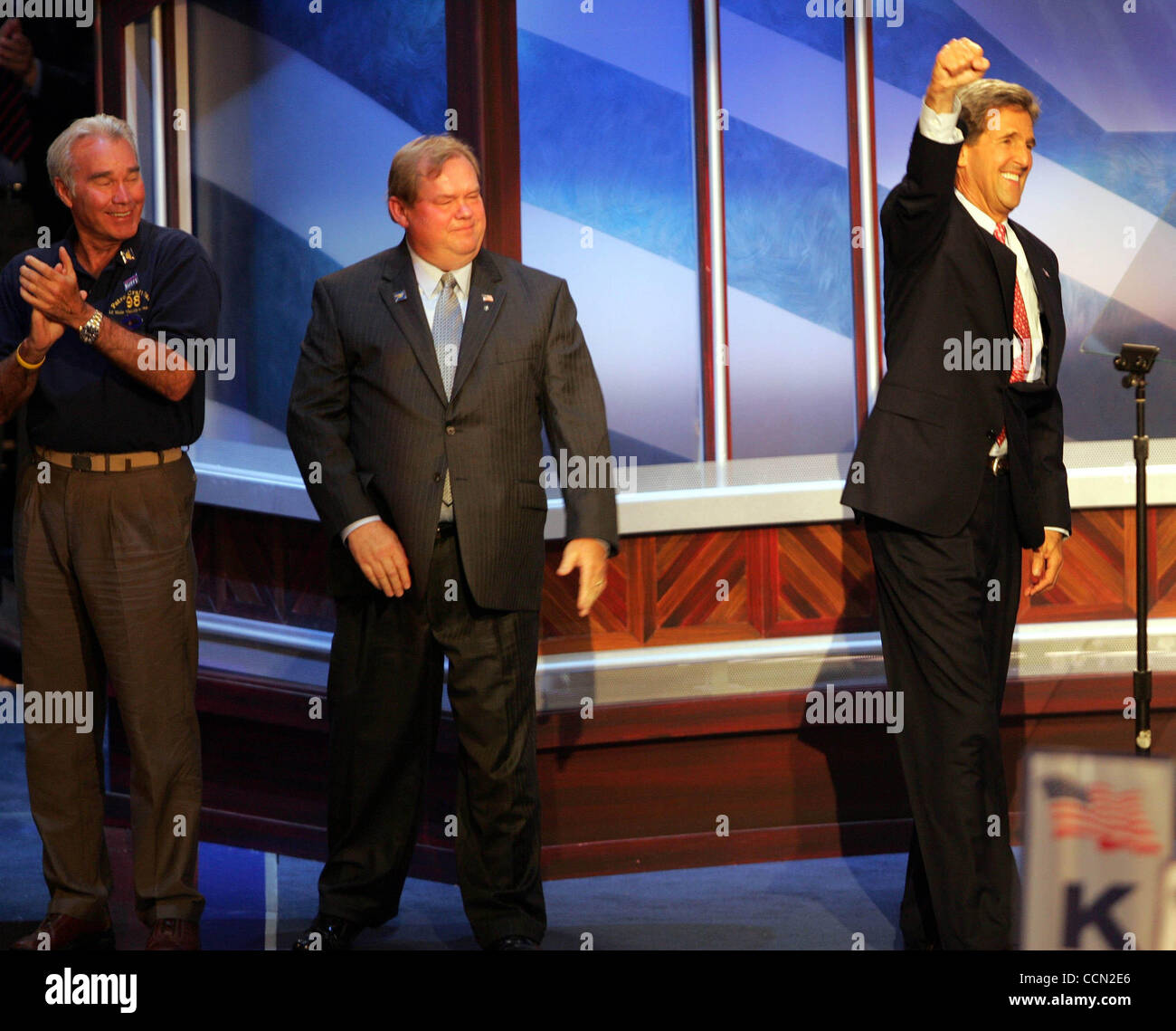 Foto von Richard Graulich/Cox News Service Slug: COX-DEMS-MAIN30 BOSTON...  Demokratischen Präsidentschaftskandidaten Senator John Kerry befasst 2004 Democratic National Convention in Boston sich Donnerstagabend. (Foto von Richard Graulich/Cox News Service (der Palm Beach Post) aus PALM BEACH, BROWARD, MARTIN, Stockfoto