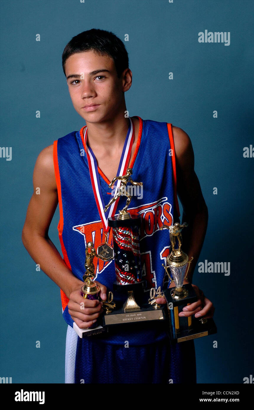 Tyler Mitchell, Gewinner des vierten jährlichen Millenium Meile laufen für die Mt > Diablo Schulbezirk, Mitglied der Krieger und Universe Basketball-Teams und Ygnacio Holz schwimmen Team auf Donnerstag, 22. Juli 2004 in Concord, Kalifornien (Contra Costa Times / Gregory Urquiaga) Stockfoto