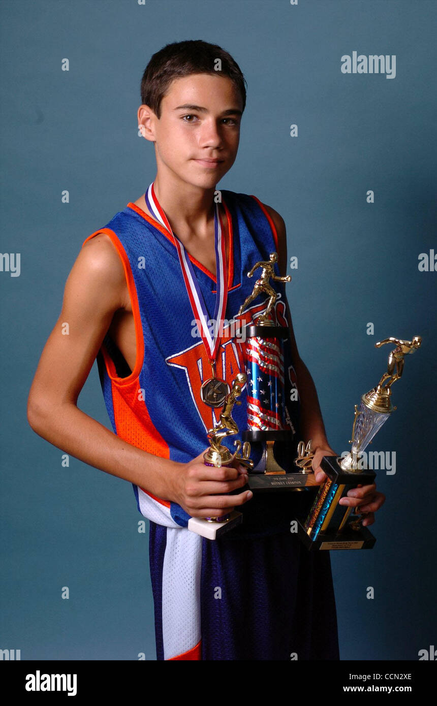Tyler Mitchell, Gewinner des vierten jährlichen Millenium Meile laufen für die Mt > Diablo Schulbezirk, Mitglied der Krieger und Universe Basketball-Teams und Ygnacio Holz schwimmen Team auf Donnerstag, 22. Juli 2004 in Concord, Kalifornien (Contra Costa Times / Gregory Urquiaga) Stockfoto