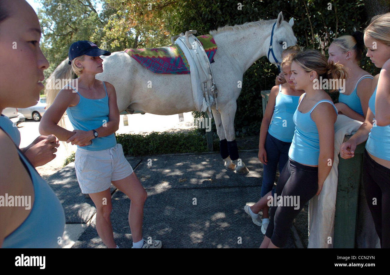 Coach Katariina Alongi (zweiter von links) im Gespräch mit dem Team über die Reise im Coast Line Voltigierer Team Training auf Dienstag, 20. Juli 2004 in Woodside, Kalifornien   Das Team wird als Mitglied des US-Pferdesport Voltigieren Teams konkurrieren die im weltweiten Wettbewerb in Österreich.  (Contra Costa Times / Grego Stockfoto Coach Katariina Alongi (zweiter von links) im Gespräch mit dem Team über die Reise im Coast Line Voltigierer Team Training auf Dienstag, 20. Juli 2004 in Woodside, Kalifornien   Das Team wird als Mitglied des US-Pferdesport Voltigieren Teams konkurrieren die im weltweiten Wettbewerb in Österreich.  (Contra Costa Times / Grego Stockfoto