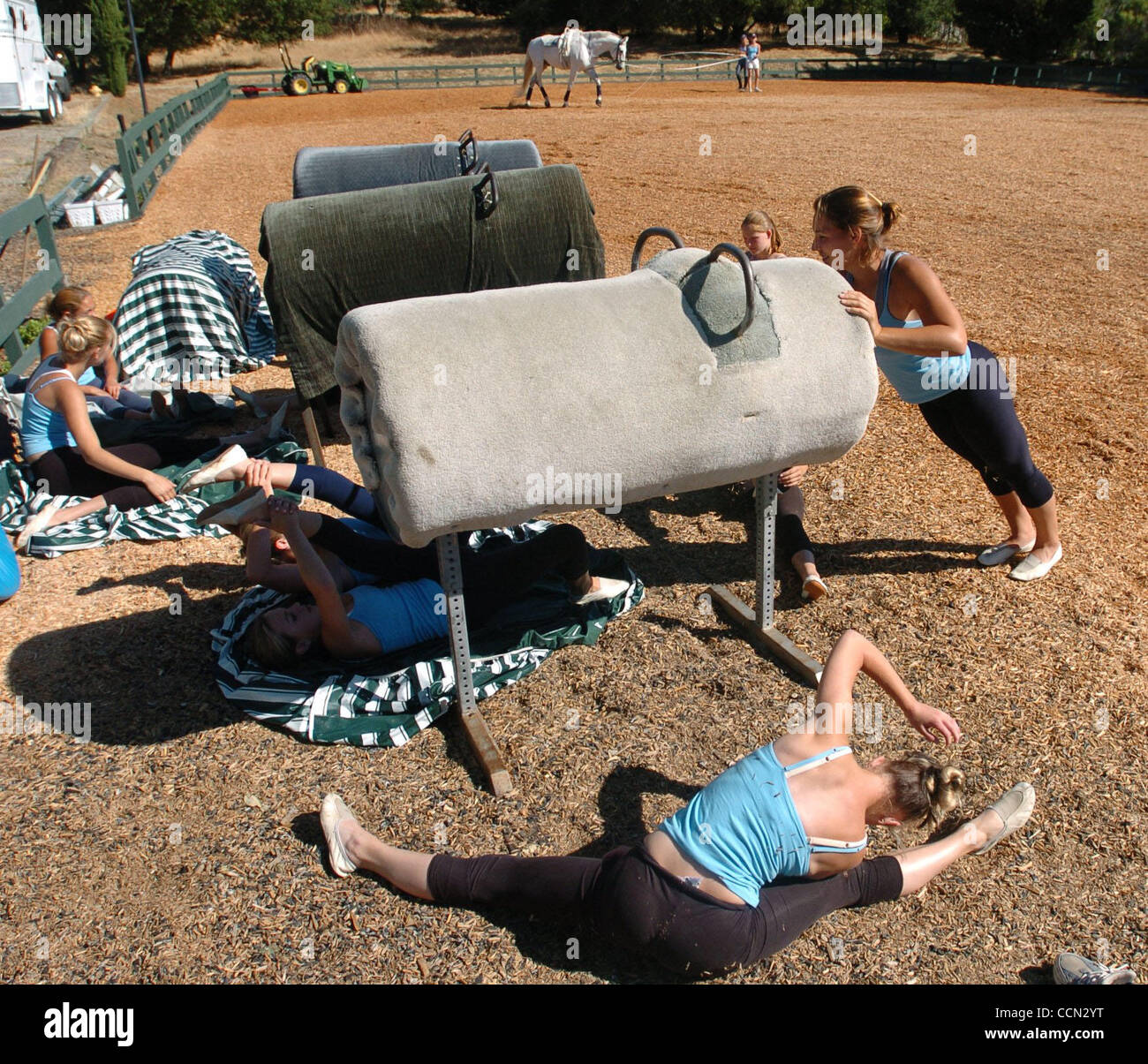 Das Team von Coast Line Voltigierer Team warm up mit erstreckt sich vor der Praxis auf Dienstag, 20. Juli 2004 in Woodside, Kalifornien   Das Team wird als Mitglied des US-Pferdesport Voltigieren Teams konkurrieren die im weltweiten Wettbewerb in Österreich.  (Contra Costa Times / Gregory Urquiaga) Stockfoto Das Team von Coast Line Voltigierer Team warm up mit erstreckt sich vor der Praxis auf Dienstag, 20. Juli 2004 in Woodside, Kalifornien   Das Team wird als Mitglied des US-Pferdesport Voltigieren Teams konkurrieren die im weltweiten Wettbewerb in Österreich.  (Contra Costa Times / Gregory Urquiaga) Stockfoto