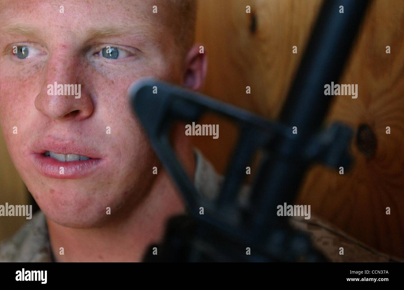 (Veröffentlicht 08.08.2004, a-1, UTS1824402) NC-Profil X011... Fallujah, Irak... CPL. Ben Ackerman, 2. Bataillon, 1. Marineregiment zugewiesen (2/1), H & H Unternehmen.  Ackerman, '' die großen Dinge, die Sie sich gewöhnen zu Leben ohne,'' sagte Ackermen. '' Die Stockfoto