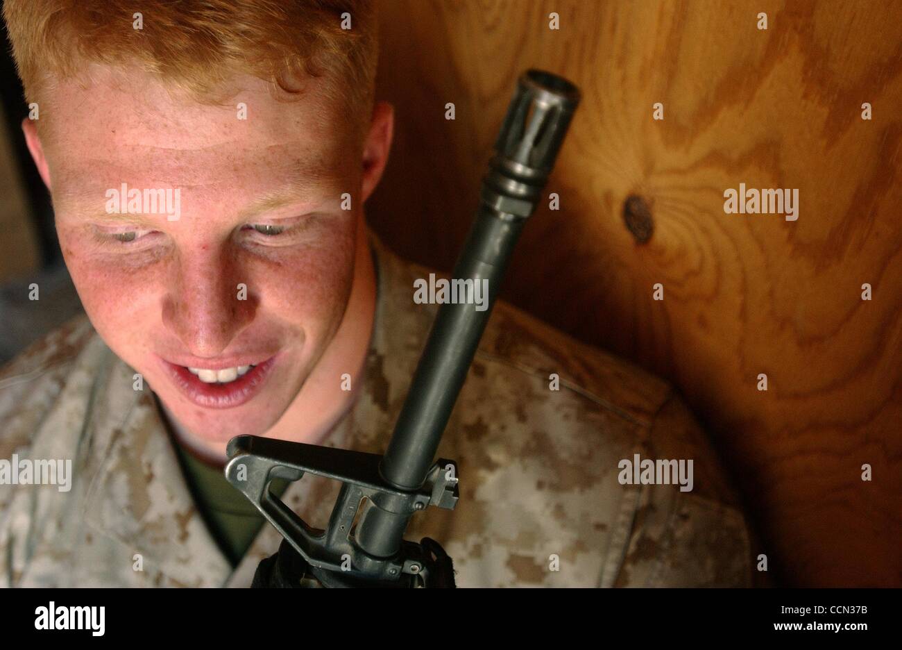 (Veröffentlichten 08.08.2004, a-9, UTS1824402) NC-Profil X012... Fallujah, Irak... CPL. Ben Ackerman, 2. Bataillon, 1. Marineregiment zugewiesen (2/1), H & H Unternehmen.  Ackerman, '' die großen Dinge, die Sie sich gewöhnen zu Leben ohne,'' sagte Ackermen. '' Die Stockfoto