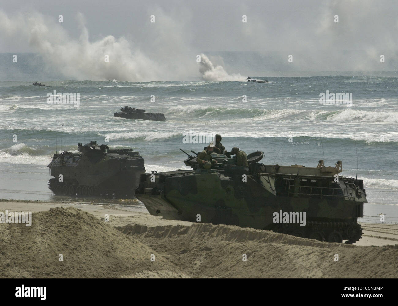 (Veröffentlicht 26.09.2002, a-1): Marines landeten Angriff amphibische Fahrzeuge (Flugabwehrpanzer) (sie sehen aus wie Panzer) am Strand von Camp Pendleton Montag in gemeinsamen Übungen mit Truppen aus Australien und Großbritannien. Peggy Peattie Foto Stockfoto