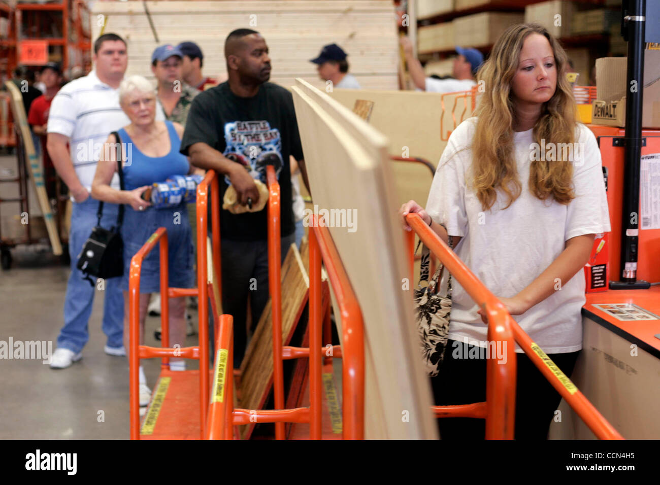 Jodie Bryan von Tampa, Florida, wartet auf Sperrholz in Vorbereitung für Hurrikan Charley außerhalb der Home Depot in Tampa, Florida, Freitag, 13. August 2004 zu kaufen. Fast 1 Million Menschen in Erwartung des Orkans evakuiert. Foto von CHRIS LIVINGSTON / ZUMA Press Stockfoto