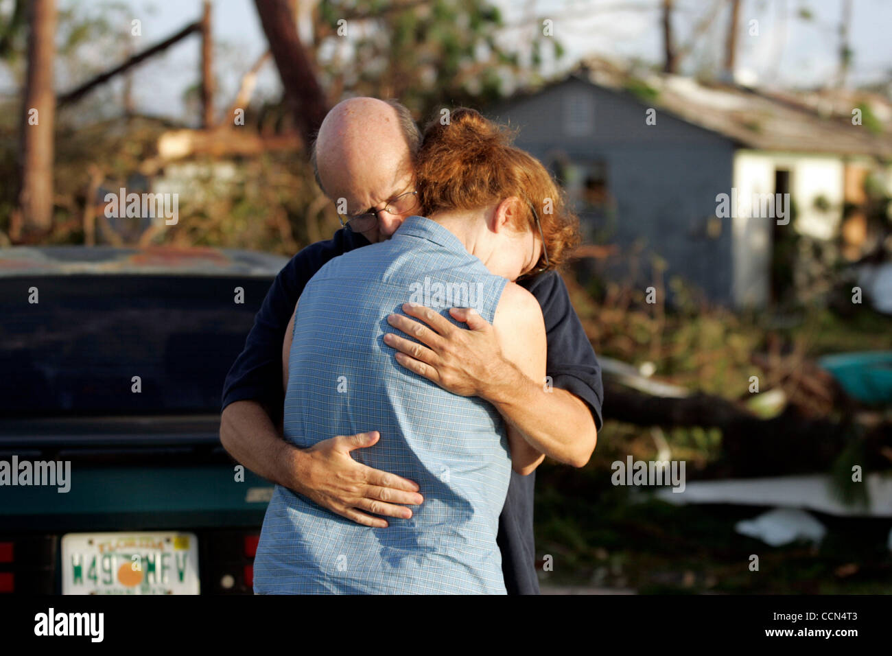 Ken Pavel tröstet Chris Warner vor ihrem Haus Hurrikan beschädigt auf Hickory Avenue in Punta Gorda, Florida Samstag, 14. August 2004. Schäden durch Hurrikan Charley wird auf $ 11 Milliarden geschätzt wird. Foto von CHRIS LIVINGSTON / ZUMA Press Stockfoto