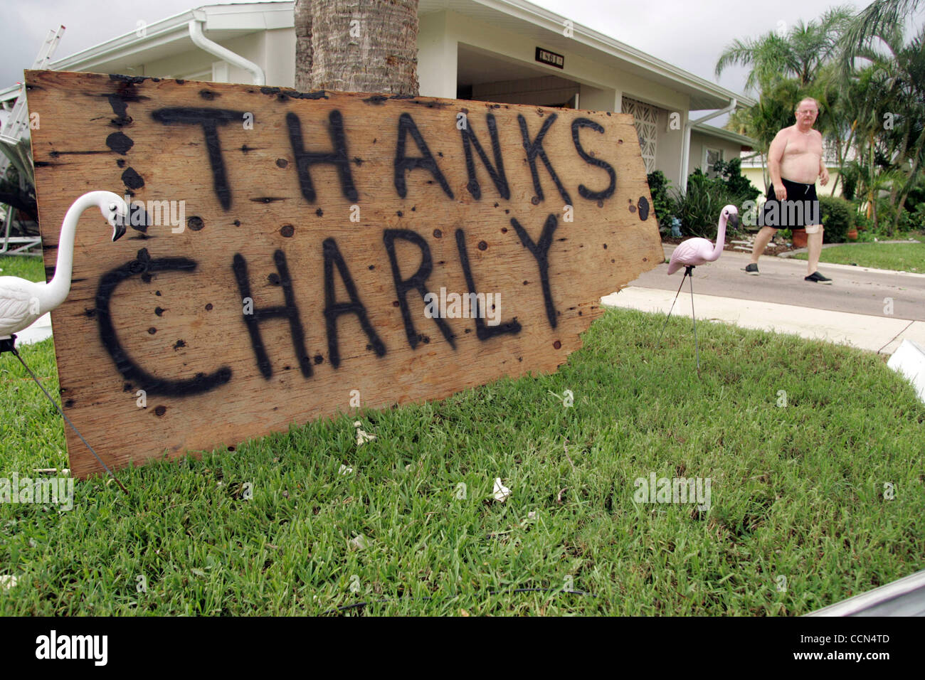 Robert Haynes steht durch ein Schild mit dem Ausdruck seiner Dank der Hurrikan verursachten Schäden zu seinem Haus in Punta Gorda, Florida Samstag, 14. August 2004. Schäden durch Hurrikan Charley wird auf $ 11 Milliarden geschätzt wird. Foto von CHRIS LIVINGSTON / ZUMA Press Stockfoto