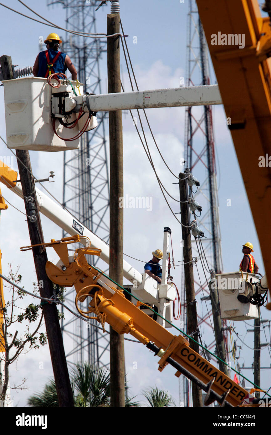 Teams arbeiten auf Stromleitungen beschädigt durch Hurrikan Charley in Punta Gorda, Florida, Sonntag, 15. August 2004. Schäden durch Hurrikan Charley wird auf $ 11 Milliarden geschätzt wird. Foto von CHRIS LIVINGSTON / ZUMA Press Stockfoto