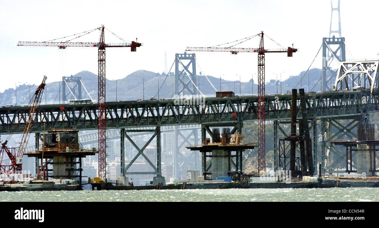 Foto des Aufbaus auf der Bay Bridge Freitagnachmittag 30. Juli 2004. Geschichte über neue Bericht der Baukosten bei einem höheren Preis als gedacht. (DAN ROSENSTRAUCH/CONTRA COSTA TIMES) Stockfoto