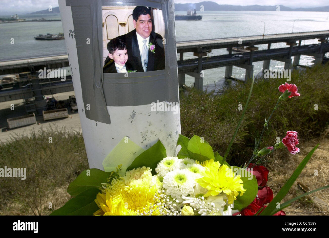 Ein Denkmal-Bild von Miguel Angel Rodriguez, 36, der Eintracht, des Stahlarbeiters, der bis zu seinem Tod von der Richmond-San Rafael Brücke am Freitag nach einem Stahlträger in den Kopf getroffen fiel auf eine Fahnenstange mit der Flagge auf die Hälfte Mitarbeiter auf der Werft von Caltrans corp. in Richmond, Kalifornien, Sonne mit Klebeband Stockfoto