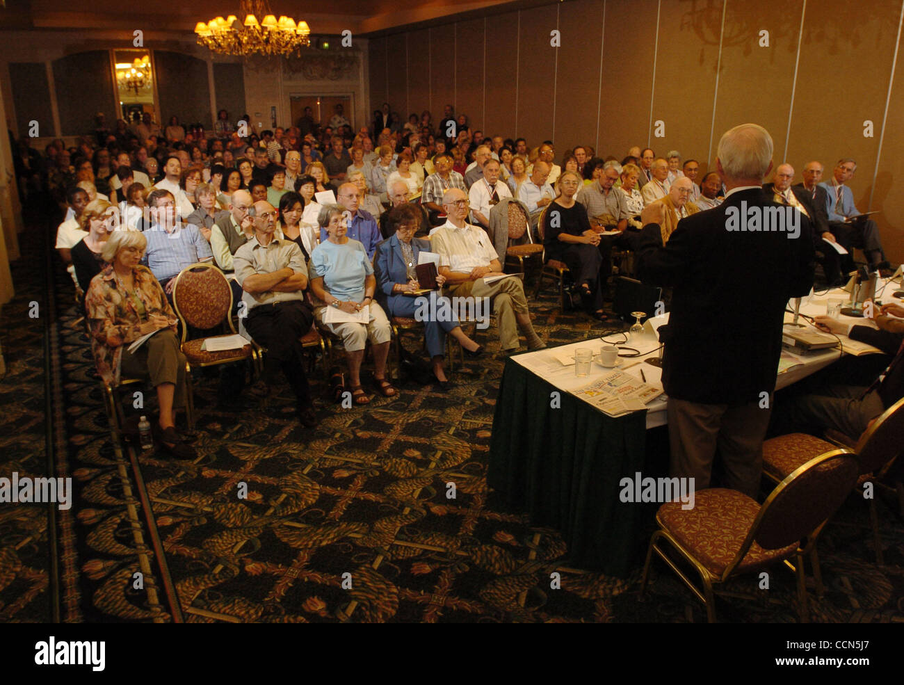 Walnut Creek Stadt Rechtsanwalt Thomas Haas spricht zu einem gepackten Raum während eines öffentlichen Aufzeichnungen Forums gesponsert von Contra Costa Zeitungen am Freitag, 6. August 2004 in Concord, Kalifornien (Jose Carlos Fajardo/Contra Costa Times) Stockfoto