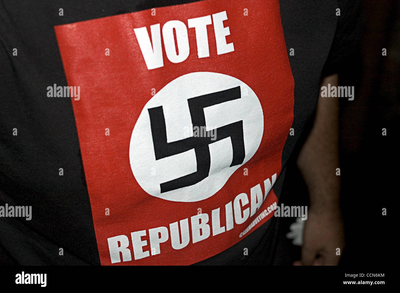 28 August 04 New York Ny Usa Abstimmung Republikanischen Hakenkreuz Protest T Shirt Auf Der Rnc In New York City Stockfotografie Alamy