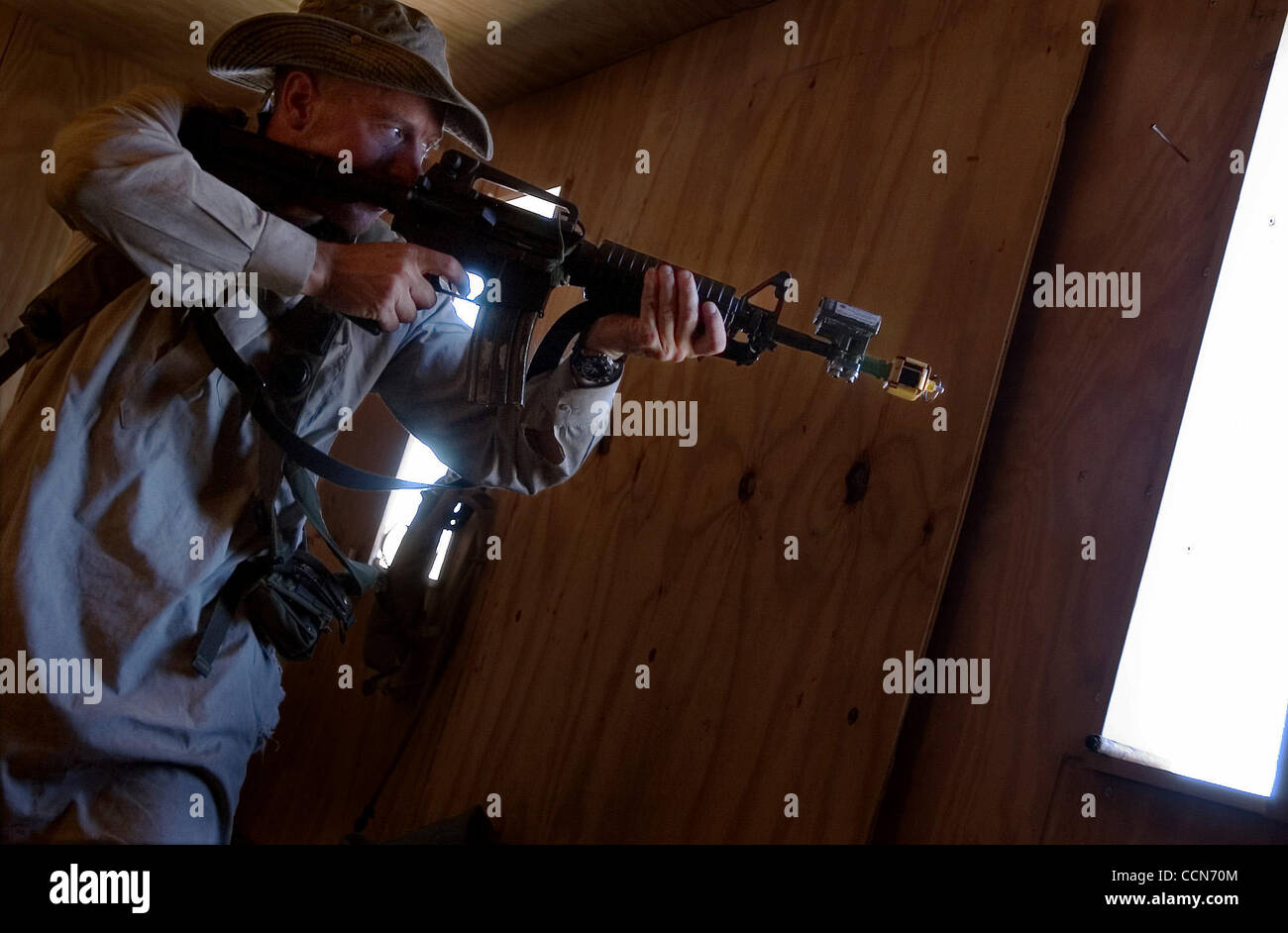 29. August 2004; Ft. Irwin, Kalifornien, USA; Die 256. trainiert Bataillon der Louisiana Nationalgarde für einen einjährigen Irak-Einsatz im National Training Center. Ihre Wüste Ausbildung beteiligten umfangreiche Rollenspiele, einschließlich der Interaktion mit den Irakern, spielte von irakisch-Amerikaner und Mitgliedern der th Stockfoto